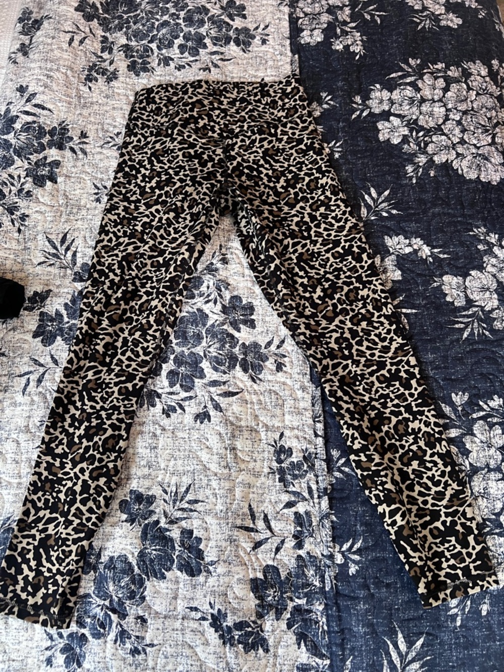 Fabletics Leopard Print Set - Picture 2 of 4